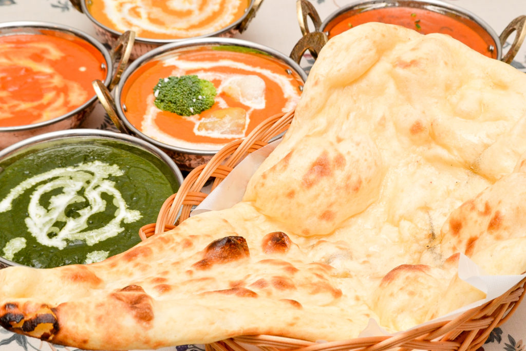 インドカレーとナンの写真