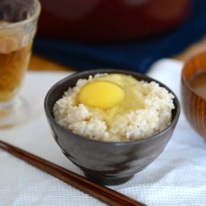 安全でおいしい卵の選び方。北海道夕張郡「ファームモチツモタレツ」の平飼い有精卵。贅沢にお取り寄せ、たまにはいかが？。